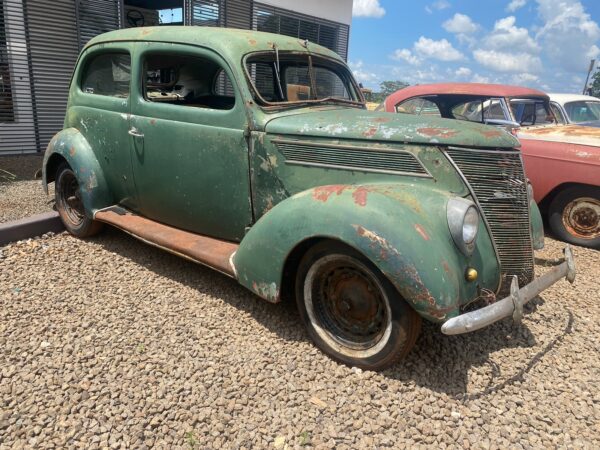 Ford 1937 V8 - Image 4